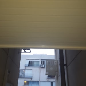 סוכך לבן מותקן בין קירות בניין