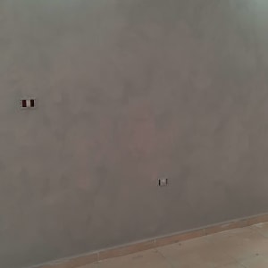 קיר צבוע בגוון אפור עם שקעים חשמליים