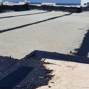 זפת שחורה על גג לאיטום מפני מים