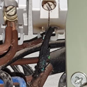 חוטי חשמל מחוברים למפסק עם ברגים