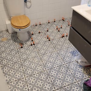 ריצוף קרמיקה עם מרווחים ומחברים כתומים