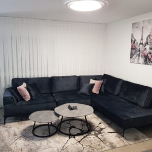 וילון לבן עם פסים אנכיים בסלון מודרני