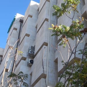 בניין עם מזגנים מותקנים על הקיר החיצוני