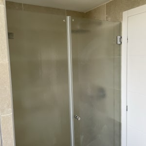 דלת זכוכית למקלחת עם ידית מתכת