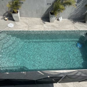 בריכה עם רובוט ניקוי ומוט רשת לניקוי