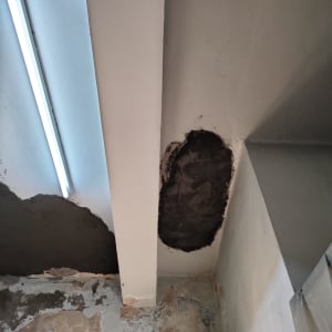 תיקוני טיח וצבע על תקרה וקיר