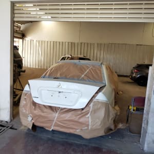 רכב מכוסה בנייר מוכן לצביעה במוסך