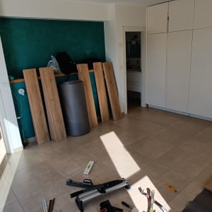 לוחות פרקט וכלי עבודה על רצפה בחדר