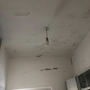 תקרה מתקלפת עם סדקים וכתמים