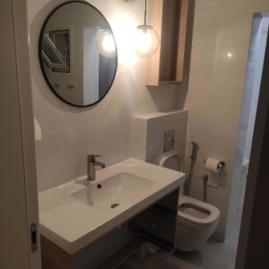 שיפוץ חדר אמבטיה עם כיור חדש ומראה עגולה