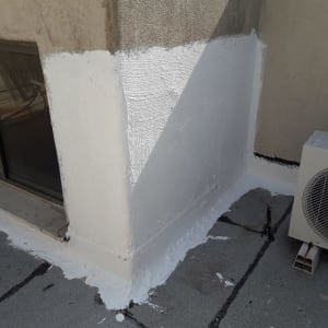 קיר אטום בצבע לבן ליד חלון ומזגן