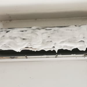 מזגן מכוסה בקצף ניקוי לבן