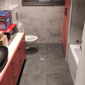 חדר אמבטיה עם אריחים נקיים ורצפה מבריקה