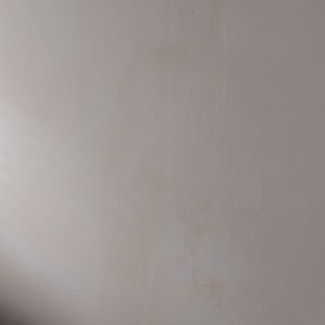 קיר עם קילופי צבע וסימני רטיבות