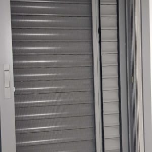 תריס אלומיניום אפור עם מסגרת חלון