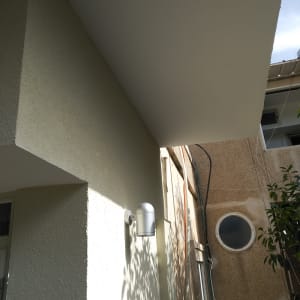 קיר צבוע בלבן עם מנורה כסופה