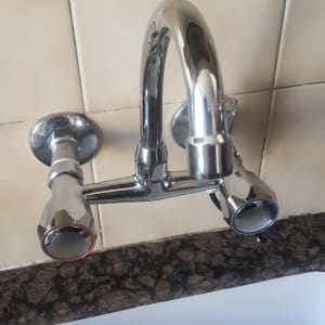 ברז מים כרום עם ידיות חמות וקרות