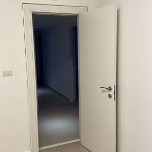 דלת לבנה פתוחה עם ידית מתכת