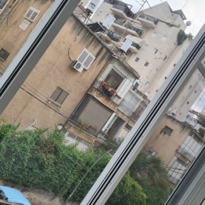 חלון אלומיניום עם נוף לבניינים בחוץ