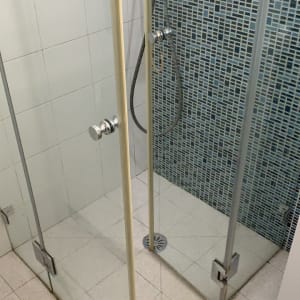 מקלחון זכוכית עם ברז ומקלחת יד