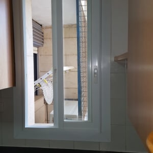 חלון אלומיניום עם מסגרת לבנה במטבח