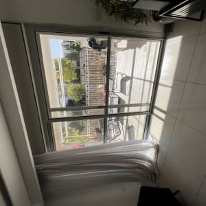 תריסים לבנים על חלון זכוכית גדול