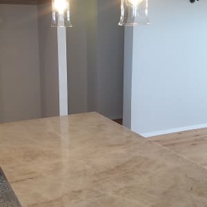 שולחן נקי ומבריק עם תאורה מעל