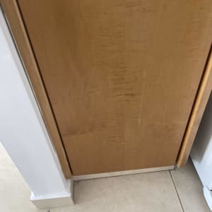 דלת עץ עם סימני שחיקה ושריטות