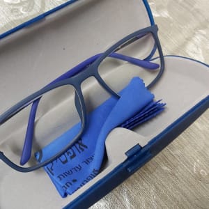 משקפיים כחולים בנרתיק עם מטלית ניקוי