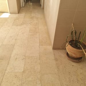 רצפת אריחים עם קונוס בטיחות בכניסה