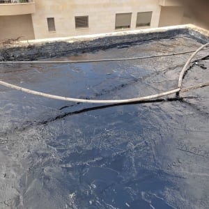 גג אטום בזפת עם צינורות