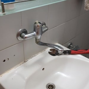 ברז כיור עם מפתח צינורות לתיקון