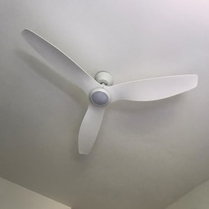 מאוורר תקרה לבן עם שלושה להבים