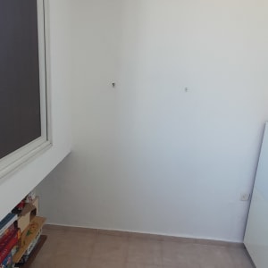 קיר לבן עם שני ווים לתלייה