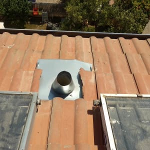 גג רעפים עם צינור מתכת ומסגרות זכוכית