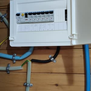 לוח חשמל פתוח עם מפסקים וחוטים