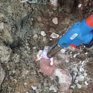 תיקון צינור עם מבער להלחמה