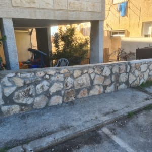 קיר אבן עם סימני תיקון בטיח