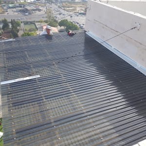 גג פלסטיק שקוף מותקן על מבנה