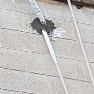 צינור מים מחובר לקיר עם טיח