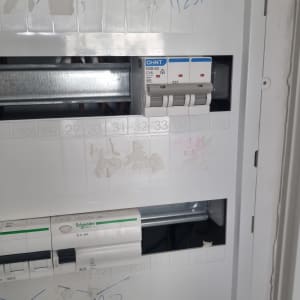 לוח חשמל עם מפסקים ומתגים שונים