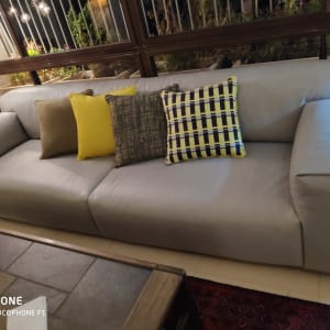 כריות צבעוניות על ספה אפורה