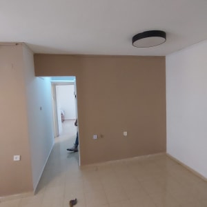 קיר צבוע בצבע חום בהיר עם תקרה לבנה