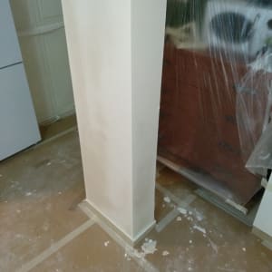 עמוד צבוע עם כתמי צבע על הרצפה