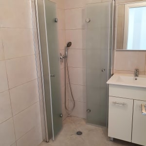 מקלחון זכוכית עם ראש מקלחת וכיור