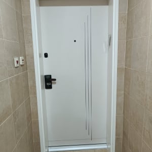 דלת לבנה עם ידית ומנעול אלקטרוני