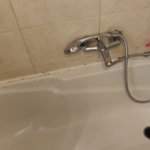 ברז אמבטיה עם איטום לקוי סביבו