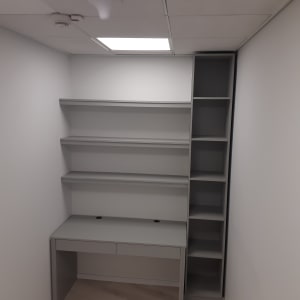 שולחן עבודה עם מדפים ומדפים אנכיים