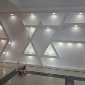 קיר גבס עם תאורה מובנית בצורת כוכב