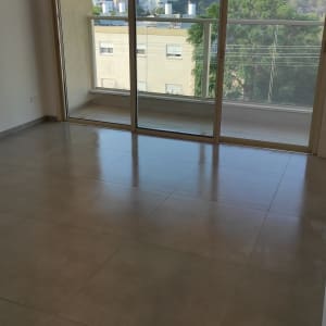 רצפה נקייה ומבריקה ליד חלון גדול